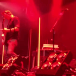 Josh Homme sahnede fotoğrafçı tekmeledi - Özür videosu yayınladı