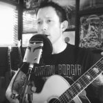 Trivium vokalisti Matt Heafy Christmas şarkıları çalıyor