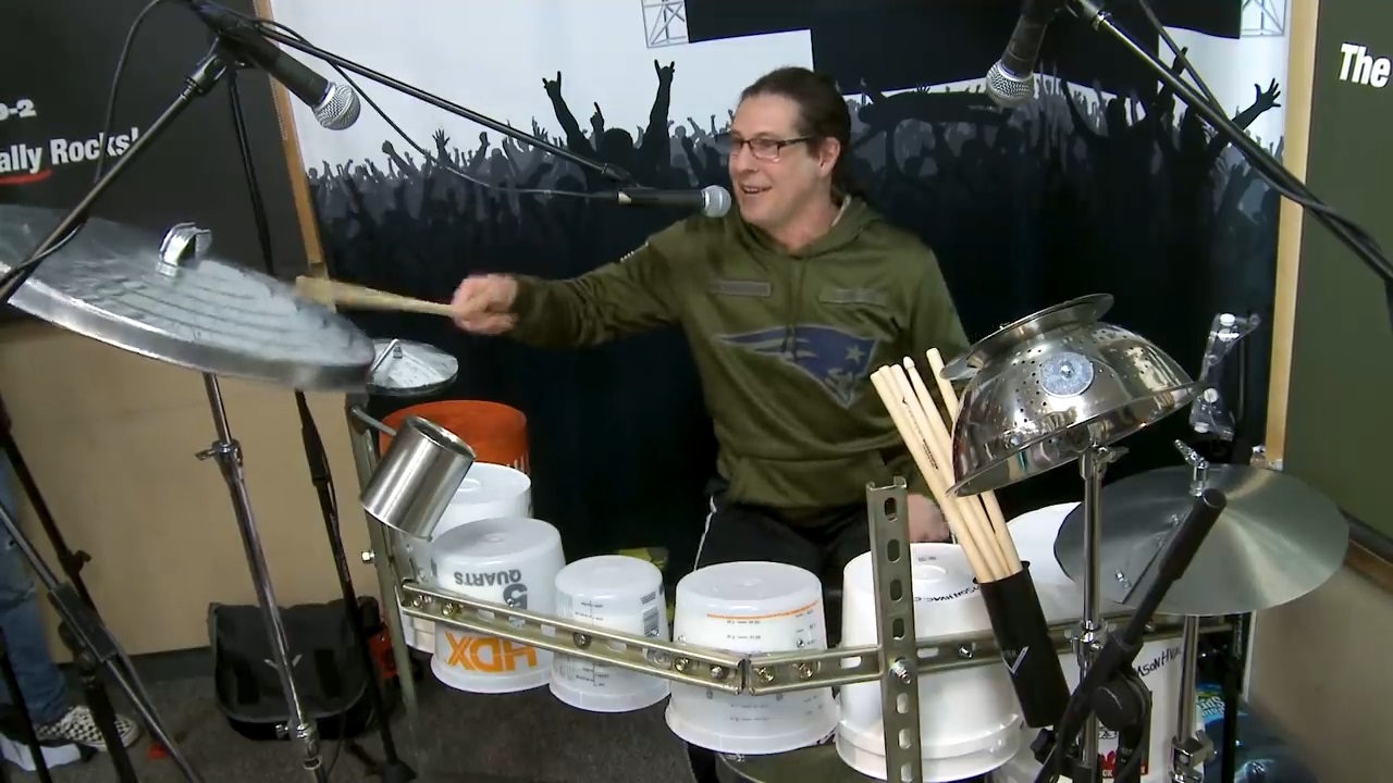 Dream Theater davulcusu Mike Mangini’den kovalarla davul solosu