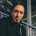 Metal merdivenlerin önünde kameraya bakan Sick Of It All vokalisti Lou Koller