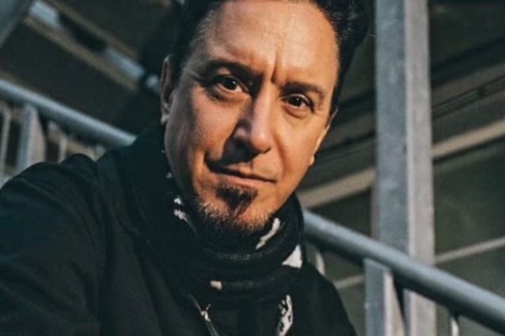 Metal merdivenlerin önünde kameraya bakan Sick Of It All vokalisti Lou Koller