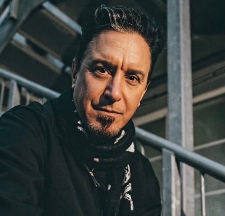 Metal merdivenlerin önünde kameraya bakan Sick Of It All vokalisti Lou Koller