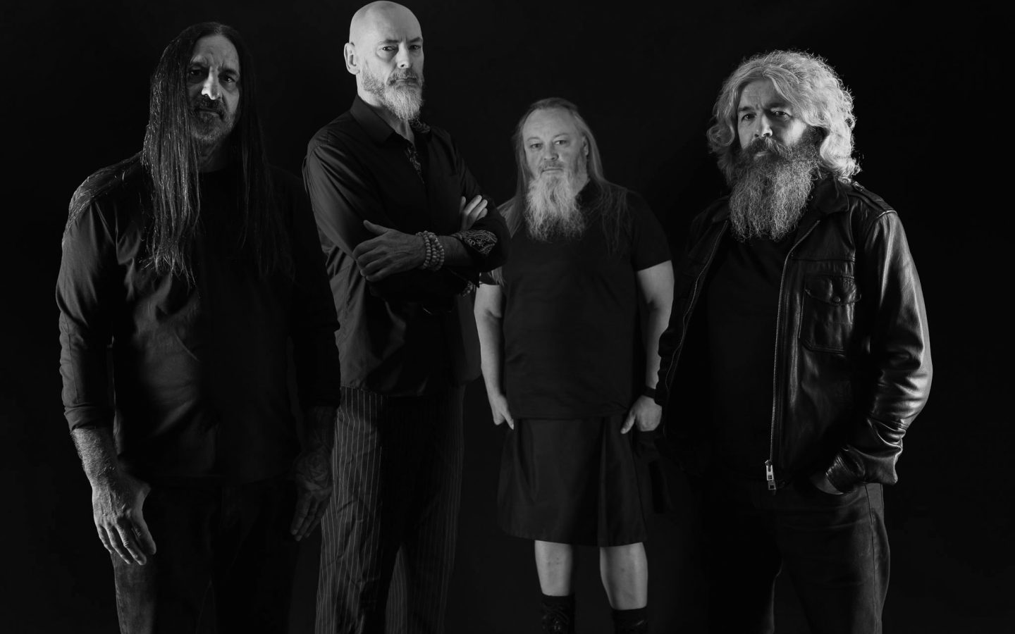 Aaron Stainthorpe, Calvin Robertshaw, Ade Jackson, Rick Miah ve Towards The Sinister kadrosundan diğer müzisyenlerin açık havada birlikte poz verdiği grup fotoğrafı