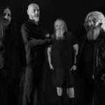 Aaron Stainthorpe, Calvin Robertshaw, Ade Jackson, Rick Miah ve Towards The Sinister kadrosundan diğer müzisyenlerin açık havada birlikte poz verdiği grup fotoğrafı