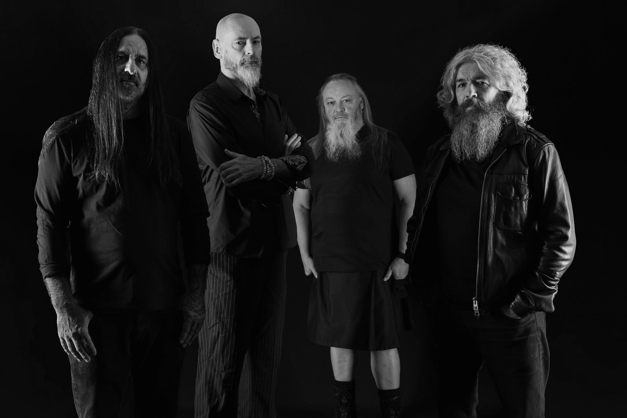 Aaron Stainthorpe, Calvin Robertshaw, Ade Jackson, Rick Miah ve Towards The Sinister kadrosundan diğer müzisyenlerin açık havada birlikte poz verdiği grup fotoğrafı