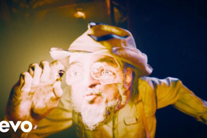 Primus’un The Ol’ Grizz resmî müzik videosundan Les Claypool görüntüsü.
