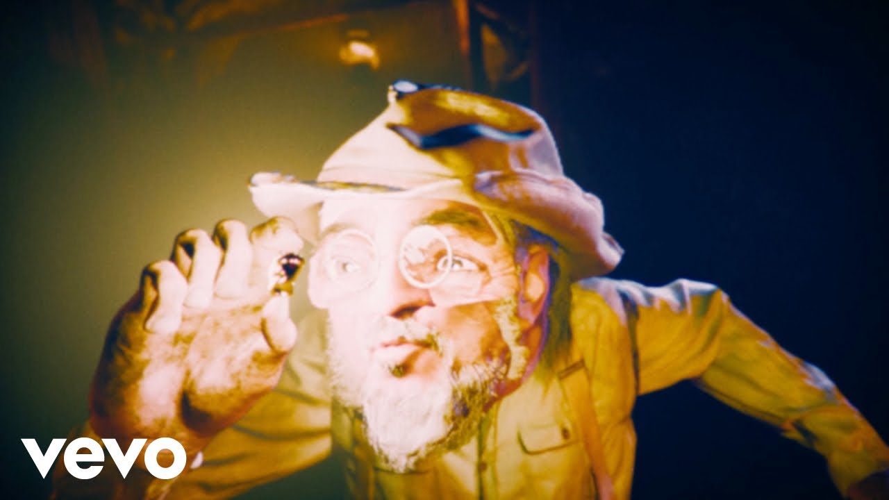 Primus’un The Ol’ Grizz resmî müzik videosundan Les Claypool görüntüsü.