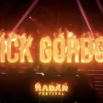 RADAR Festival'in Mick Gordon 2027 duyurusundan, alev efektleri içindeki Mick Gordon yazısını gösteren resmi video karesi.