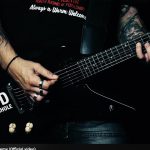 Xentrix'in Allied With The Enemy resmi video karesinde gitar çalan grup üyesi