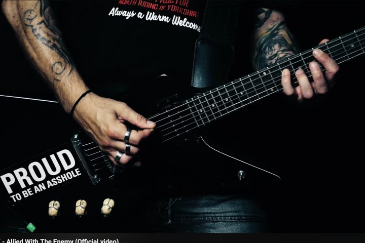 Xentrix'in Allied With The Enemy resmi video karesinde gitar çalan grup üyesi