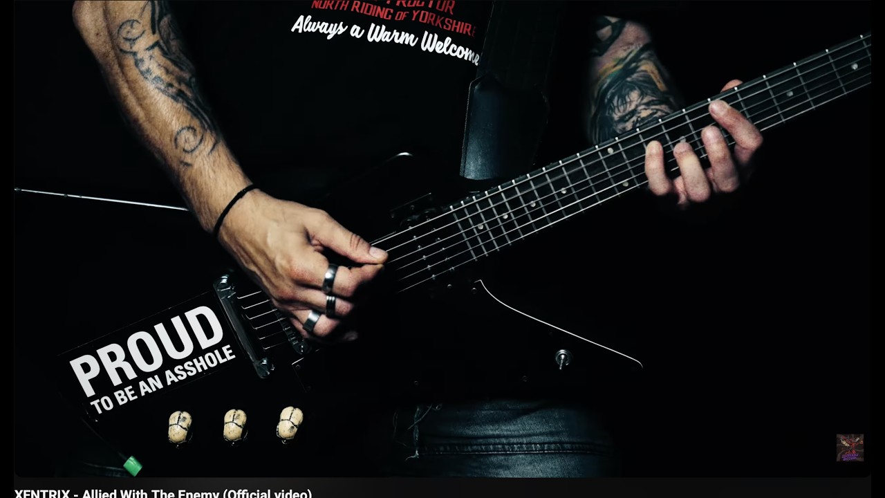 Xentrix'in Allied With The Enemy resmi video karesinde gitar çalan grup üyesi