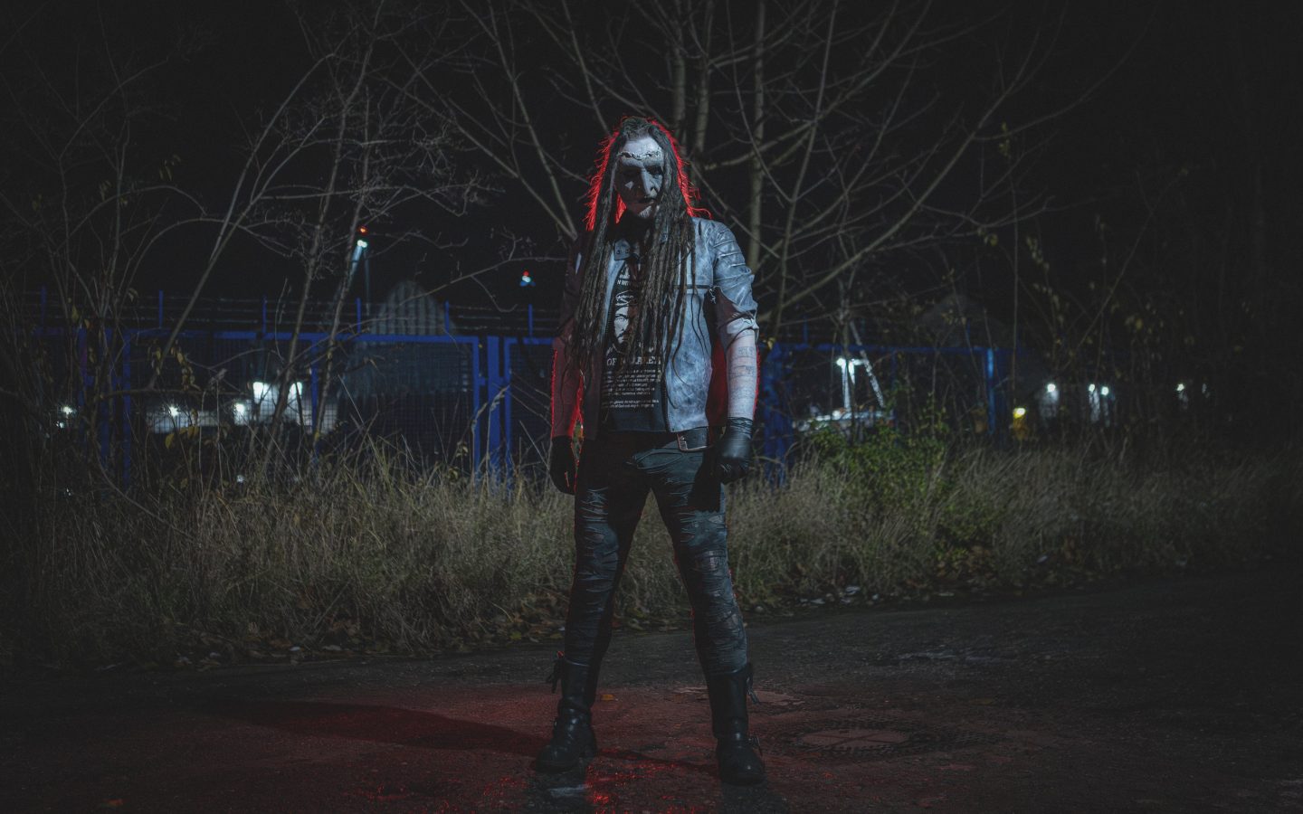 Mortiis'i gece dış mekanda siyah sahne kıyafetiyle gösteren solo promosyon fotoğrafı