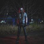 Mortiis'i gece dış mekanda siyah sahne kıyafetiyle gösteren solo promosyon fotoğrafı