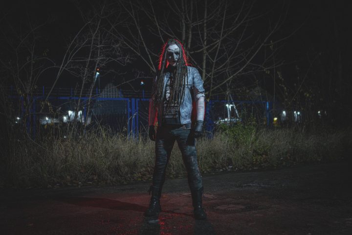 Mortiis'i gece dış mekanda siyah sahne kıyafetiyle gösteren solo promosyon fotoğrafı