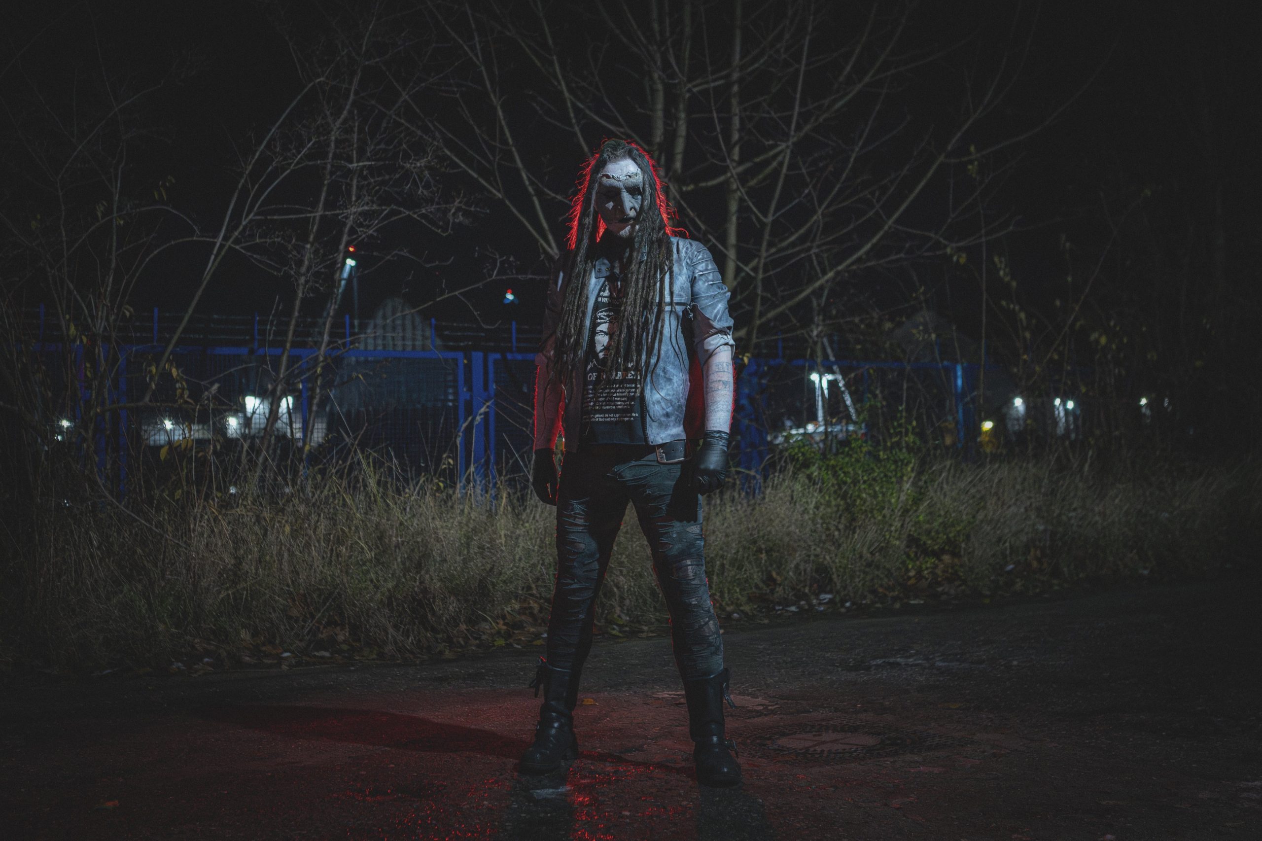 Mortiis'i gece dış mekanda siyah sahne kıyafetiyle gösteren solo promosyon fotoğrafı