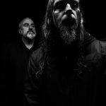 Godflesh üyeleri Justin K. Broadrick ve Ben Green'i siyah beyaz bir portrede gösteren fotoğraf