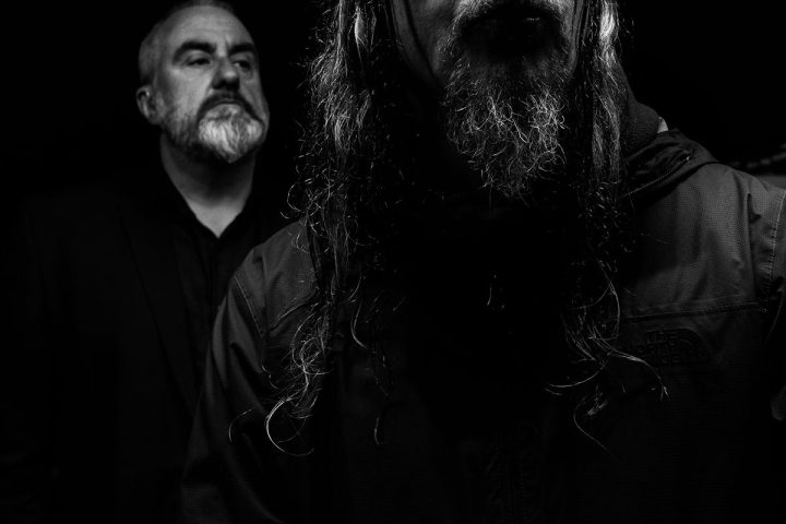 Godflesh üyeleri Justin K. Broadrick ve Ben Green'i siyah beyaz bir portrede gösteren fotoğraf