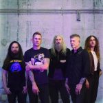 Mastodon'un beş üyesini beton duvar önünde gösteren grup fotoğrafı