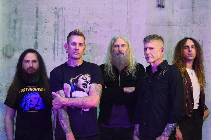 Mastodon'un beş üyesini beton duvar önünde gösteren grup fotoğrafı