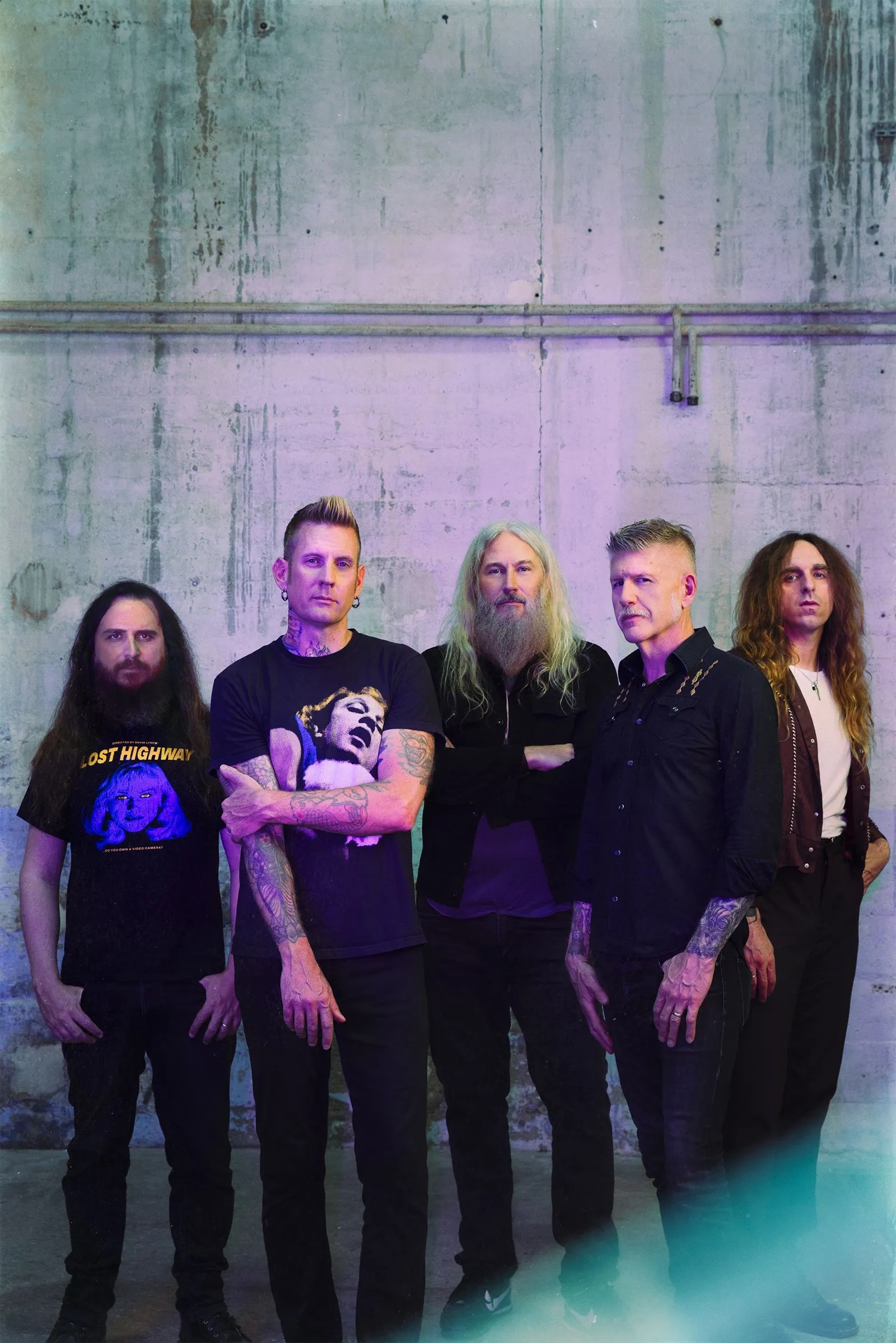 Mastodon'un beş üyesini beton duvar önünde gösteren grup fotoğrafı