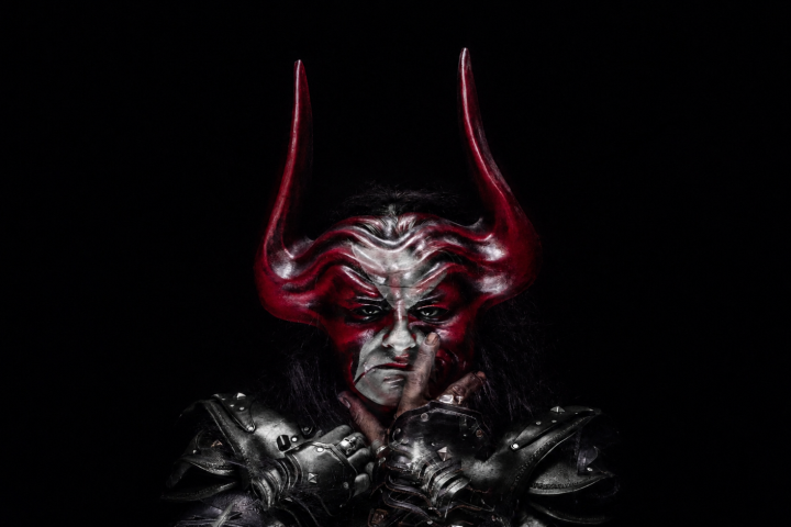 Abbath Doom Occulta'nın kırmızı ve siyah sahne makyajıyla portresi
