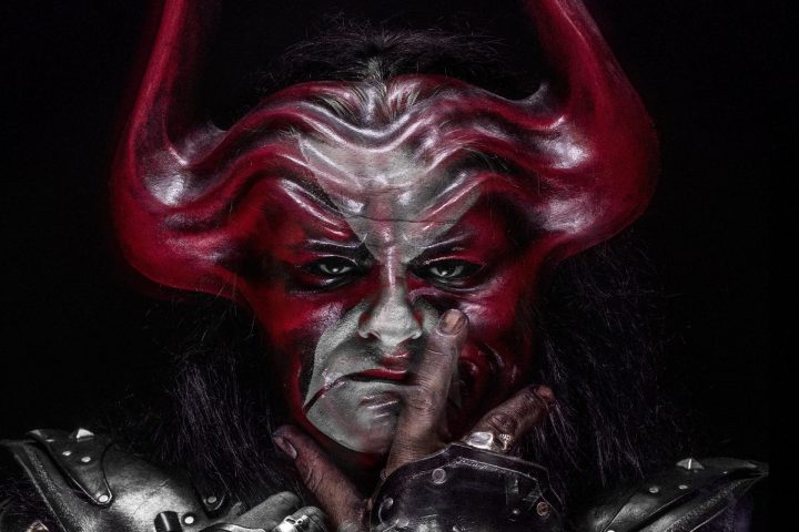 Abbath Doom Occulta'nın kırmızı ve siyah sahne makyajıyla portresi