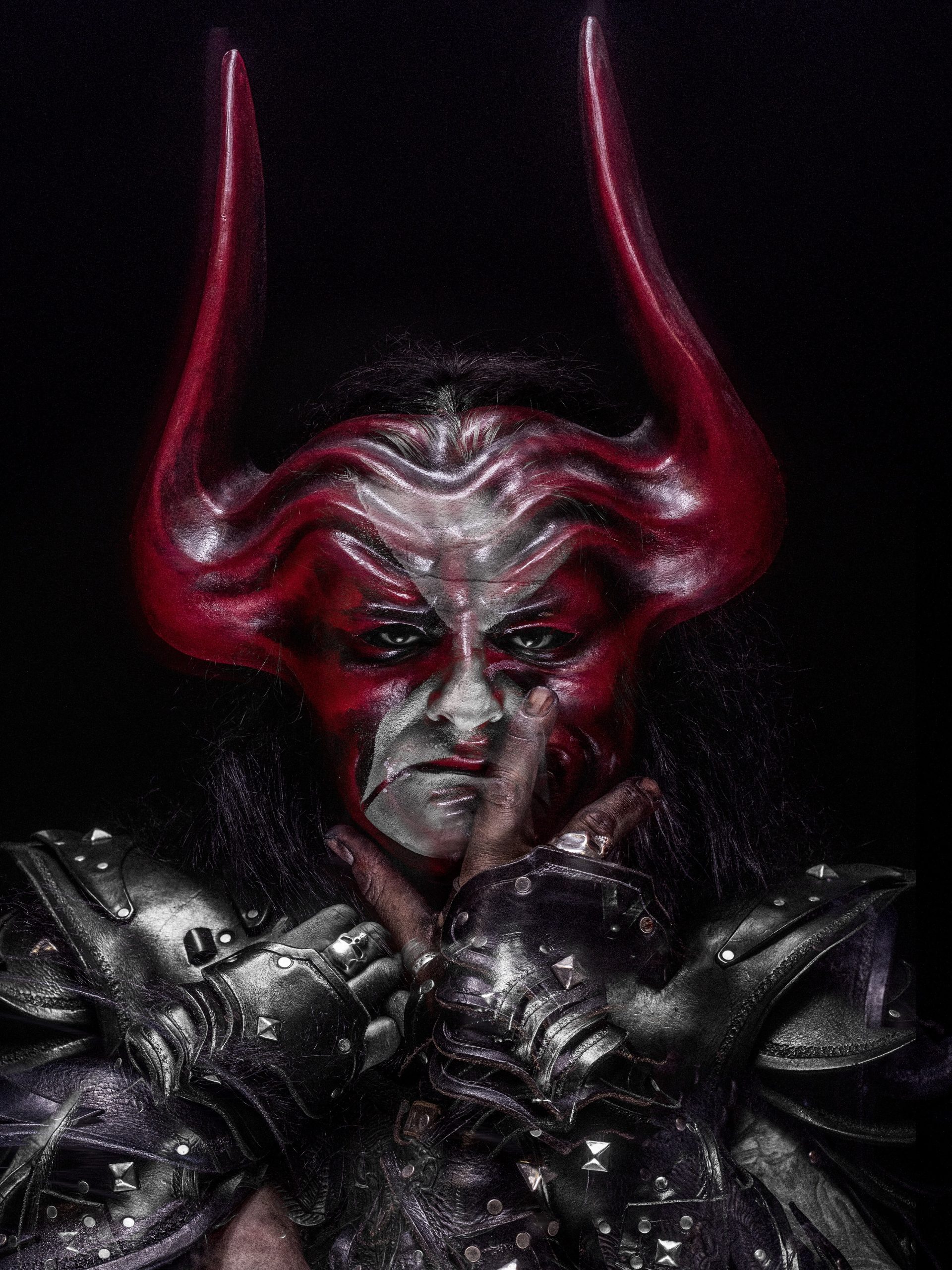 Abbath Doom Occulta'nın kırmızı ve siyah sahne makyajıyla portresi