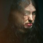 Xasthur kurucusu Scott Conner'ın koyu tonlu yakın plan portresi