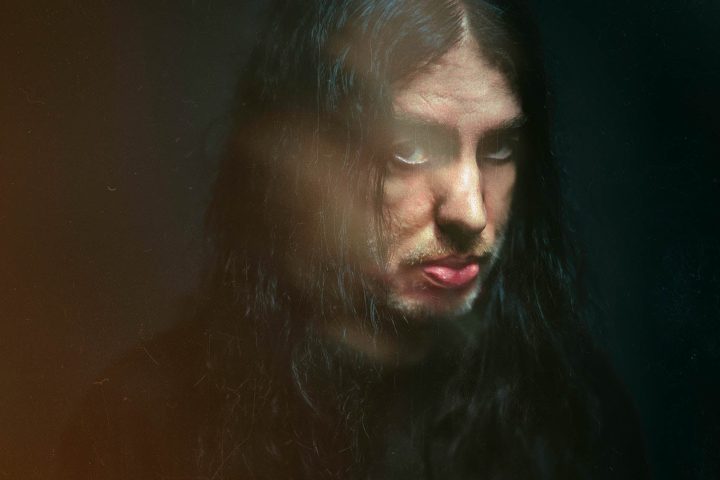 Xasthur kurucusu Scott Conner'ın koyu tonlu yakın plan portresi