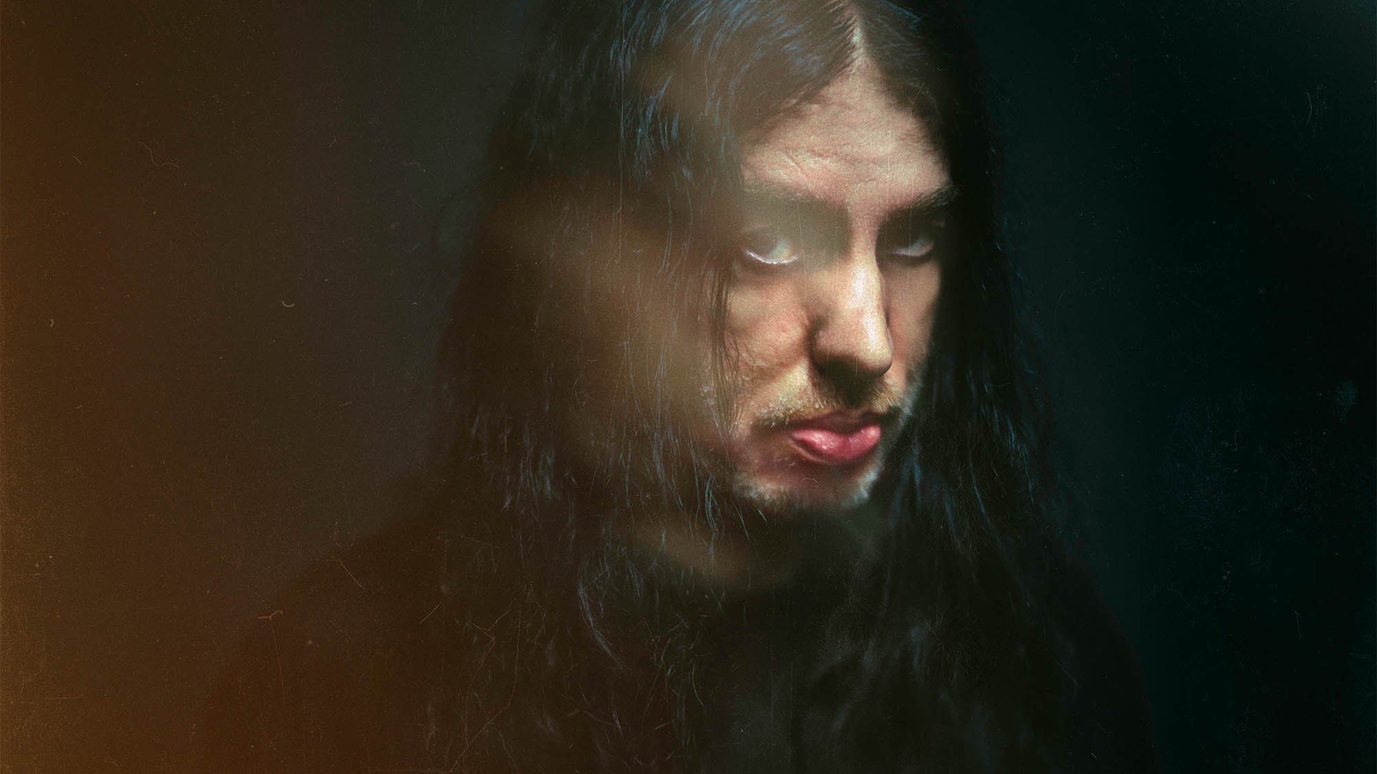 Xasthur kurucusu Scott Conner'ın koyu tonlu yakın plan portresi