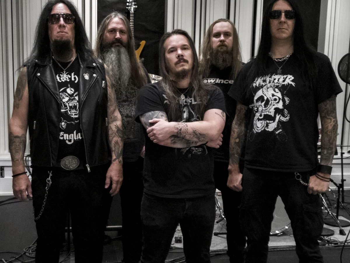 Dark Funeral'ın beş üyesi bir kayıt stüdyosunda birlikte poz veriyor