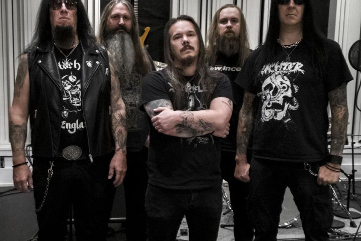 Dark Funeral'ın beş üyesi bir kayıt stüdyosunda birlikte poz veriyor