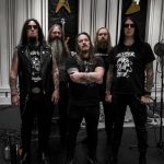 Dark Funeral'ın beş üyesi, yüzleri ve başları tamamen görünür halde kayıt stüdyosunda birlikte poz veriyor
