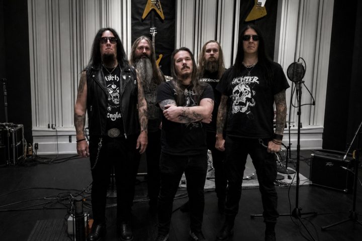 Dark Funeral'ın beş üyesi, yüzleri ve başları tamamen görünür halde kayıt stüdyosunda birlikte poz veriyor