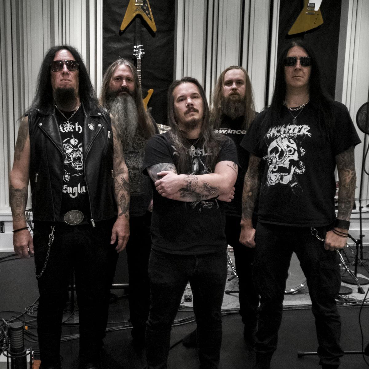 Dark Funeral'ın beş üyesi bir kayıt stüdyosunda birlikte poz veriyor